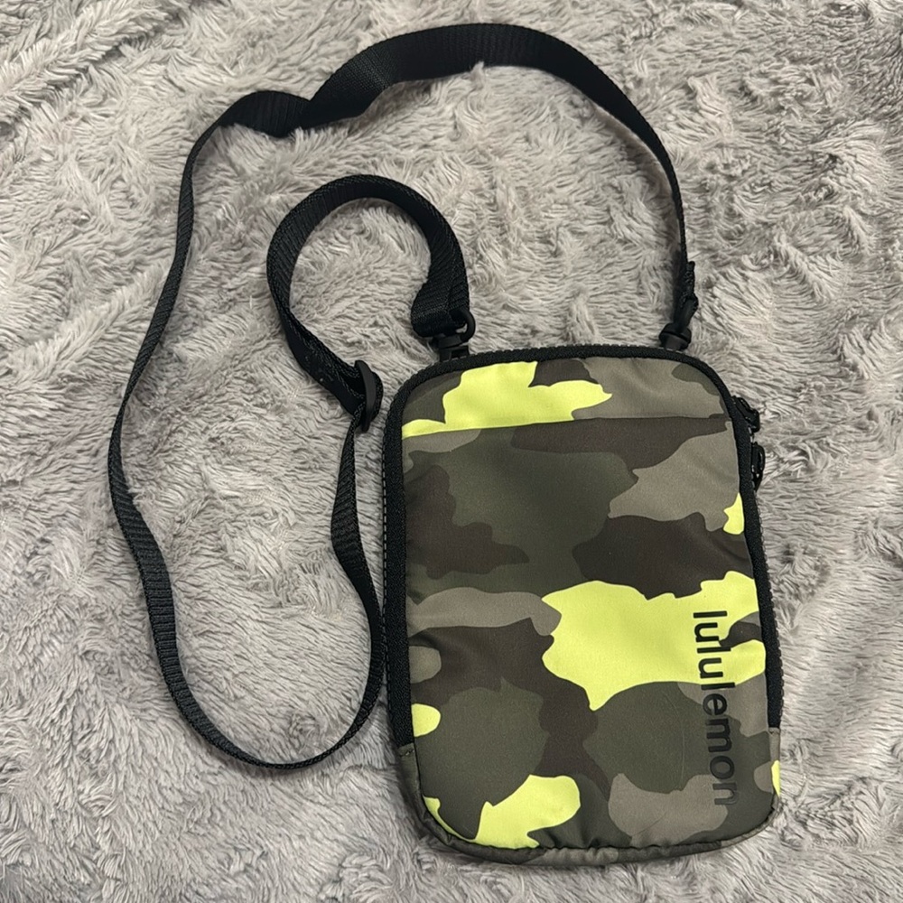 Lululemon cross body bag pouch camo like new